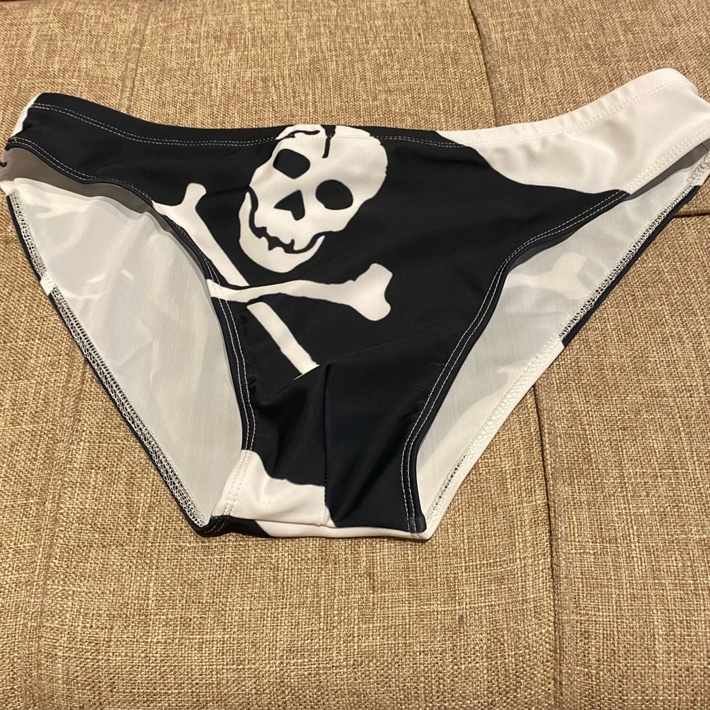 Jolly Roger (Skull & Crossbones) Speedo Style - Picture 3 of 3